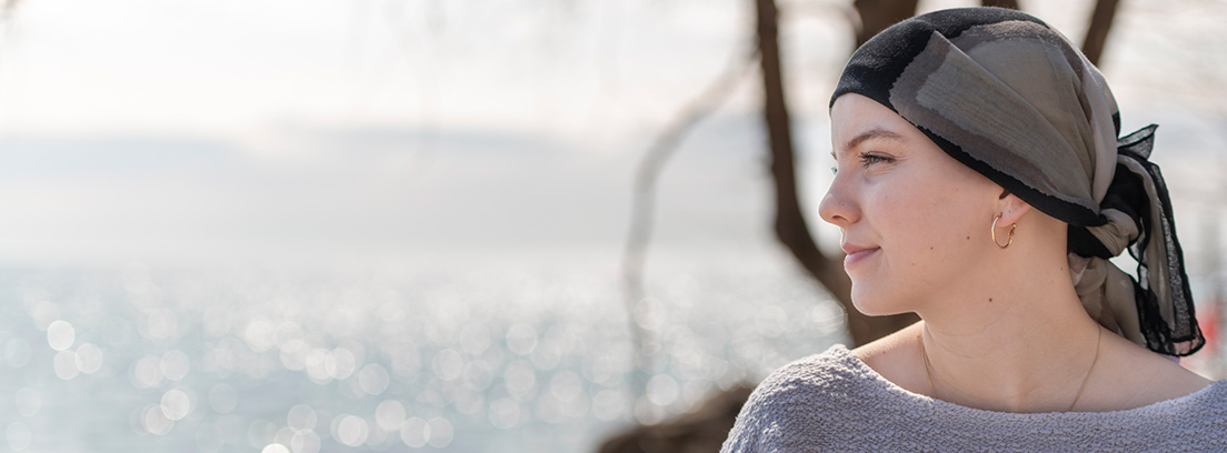 mujer joven con cáncer