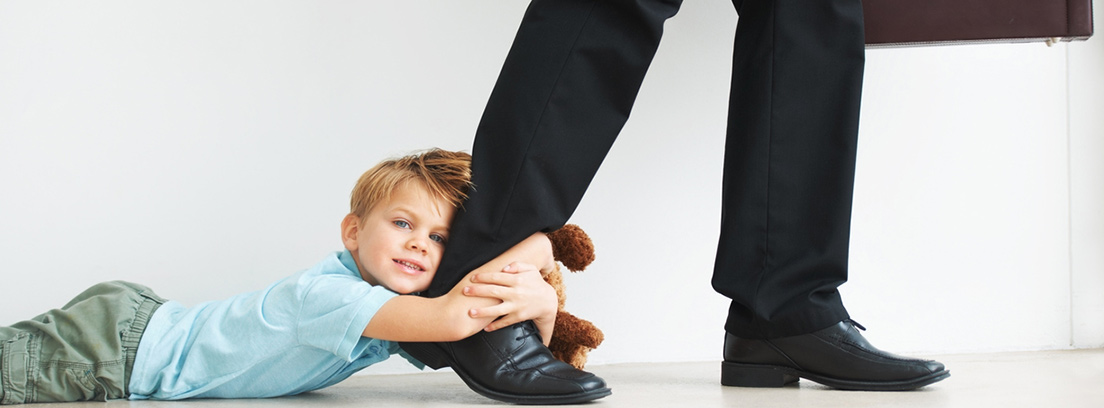 niño tirando del pie de su padre 