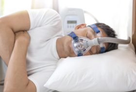 Niño con la mascarilla para la apnea.