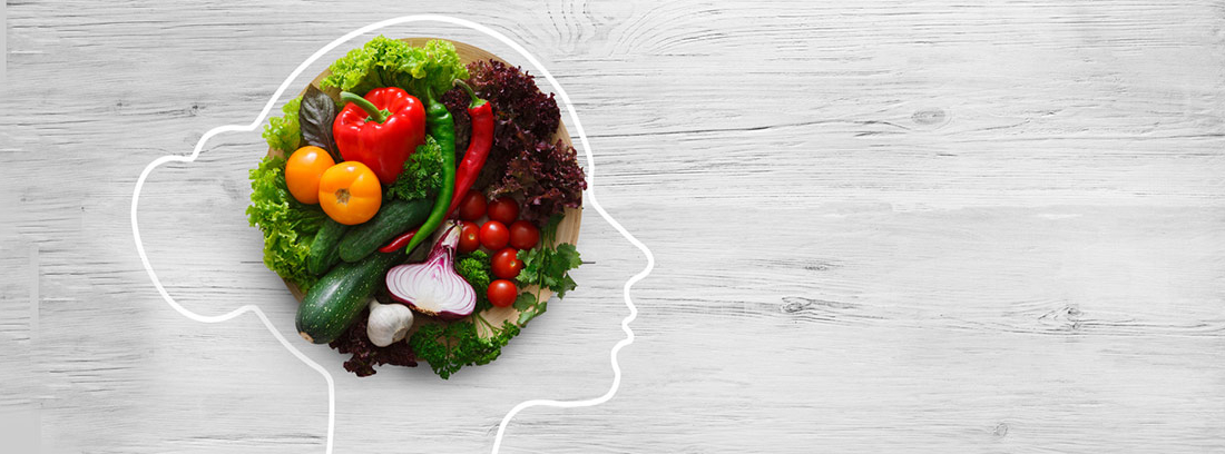 silueta de una cabeza con diferentes alimentos en el cerebro