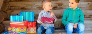 niños con muchos regalos