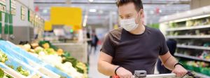 hombre con mascarilla haciendo la compra