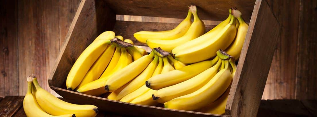 cajón de madera con plátanos