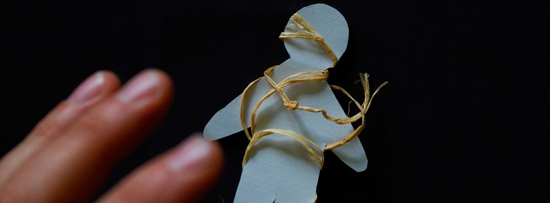 Síndrome de Estocolmo: silueta de persona en papel con una cuerda alrededor 
