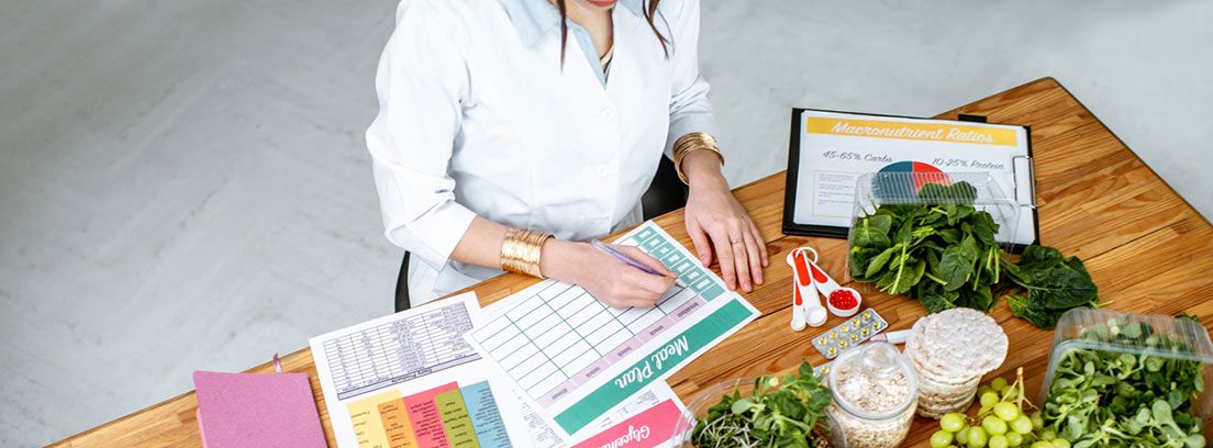 Alimentación saludable durante el confinamiento: mujer realizando un menú semanal con productos sanos