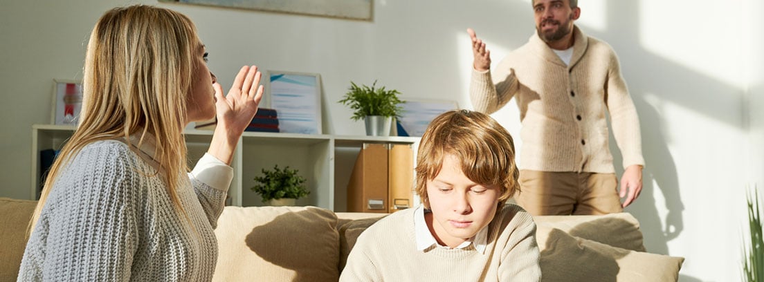 Convivencia familiar: padres discutiendo con el niño al lado