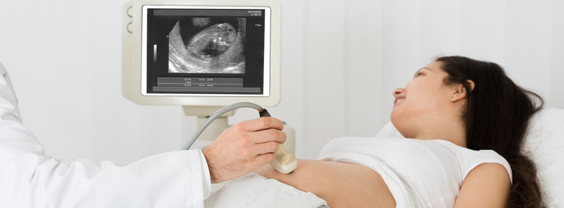 Síndrome del gemelo evanescente o desaparecido: embarazada realizándose una ecografía en la consulta del especialista