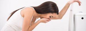 ¿Cómo hacer que las náuseas y vómitos desaparezcan? : mujer en el baño con la mano en la boca con sensación de náuseas