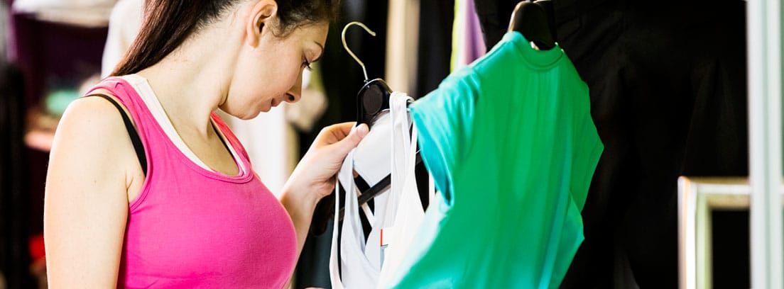 Ropa deportiva para el verano: chicas eligiendo camisetas deportivas