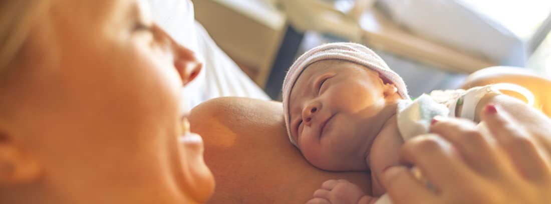 ¿Es arriesgado el parto en casa?: mujer con recién nacido