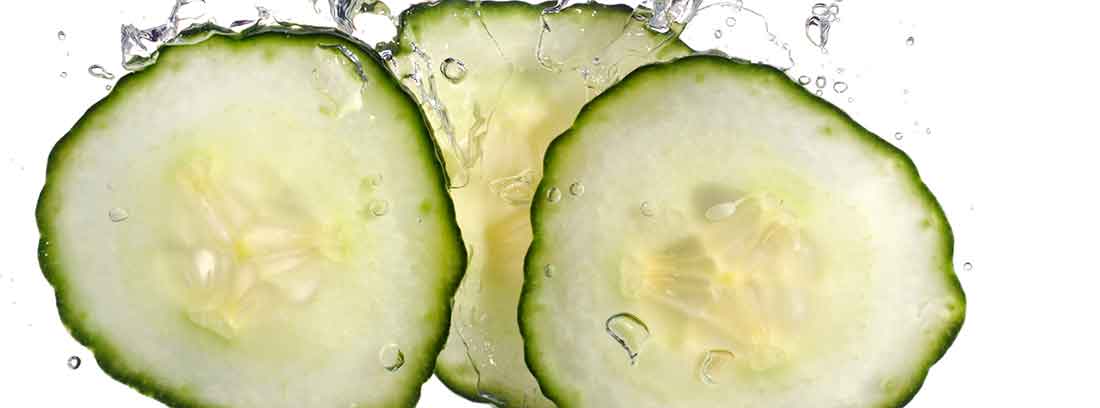 rodajas de pepino con gotas de agua