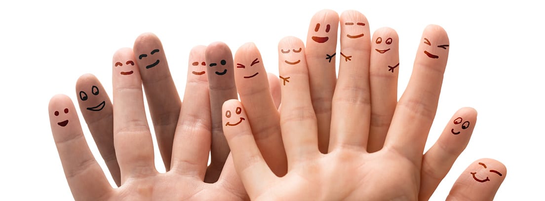 Nuevas conductas tras el COVID 19: dedos con caritas pintadas con diferentes expresiones humanas