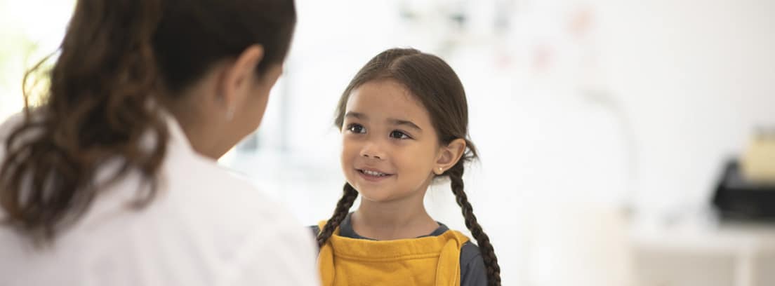 ¿Qué es el trastorno madurativo?: niña en consulta con el pediatra