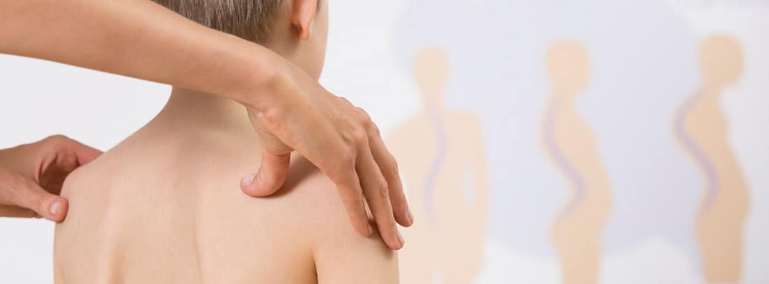Adulto dándole un masaje a un niño en la espalda