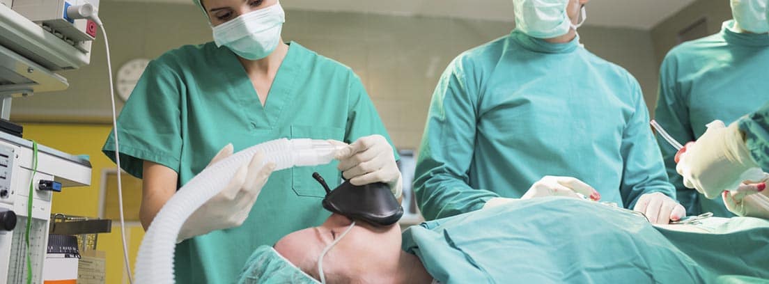 Anestesia general: médicos en quirófano aadministrando a paciente anestesia general