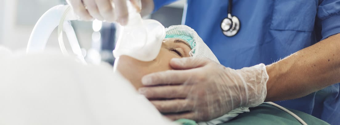 ¿Cómo se administra la anestesia general? Riesgos : paciente en quirófano con anestesia general