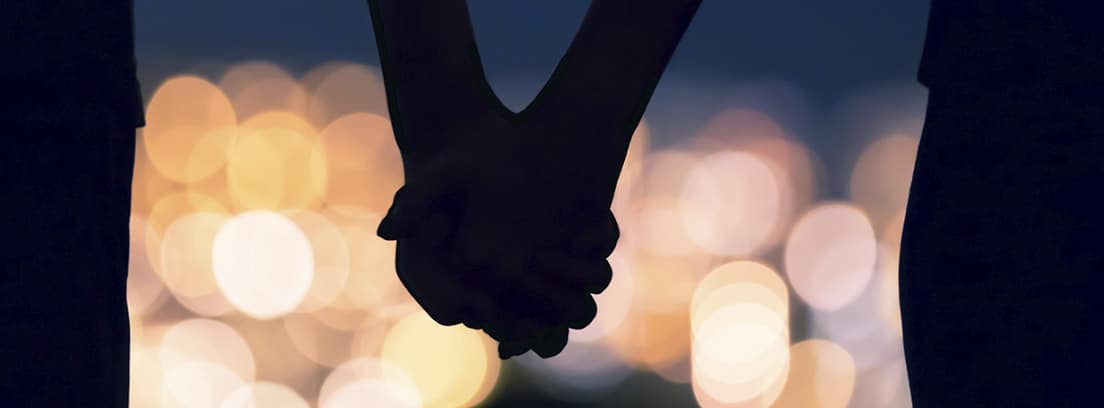 ¿Qué es la demisexualidad?: silueta de pareja con las manos enlazadas