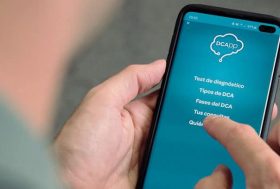 App daño cerebral adquirido: persona con un móvil entrando en la app
