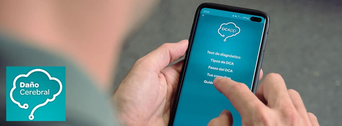 App daño cerebral adquirido: persona con un móvil entrando en la app