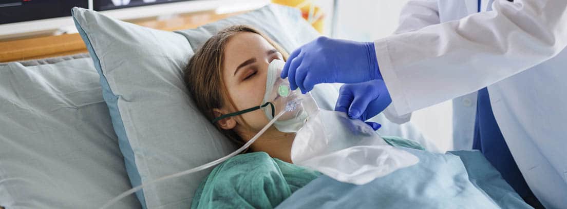 Tipos de secuelas tras el COVID: enferma de covid en un hospital con el oxigeno puesto