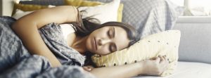 ¿Cuántas horas debe dormir un adolescente?: chica joven durmiendo en la cama