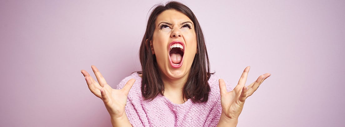 controlar la ira: mujer gritando