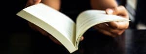 Beneficios psicológicos de leer: libro abierto sobre manos