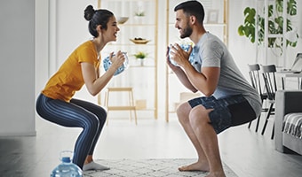 pareja practicando deporte con seguridad