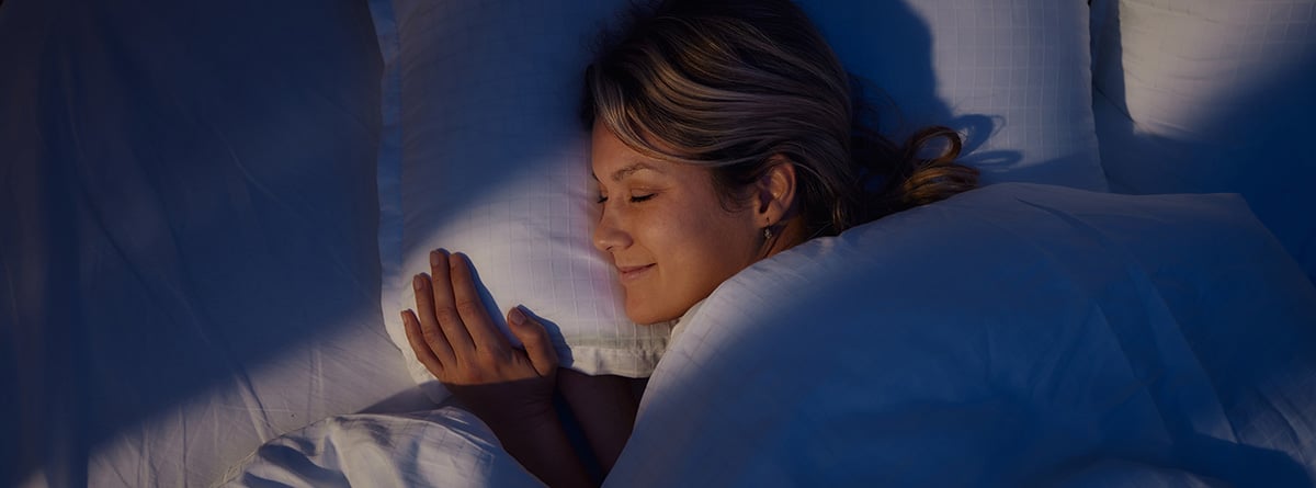 mujer durmiendo en una cama