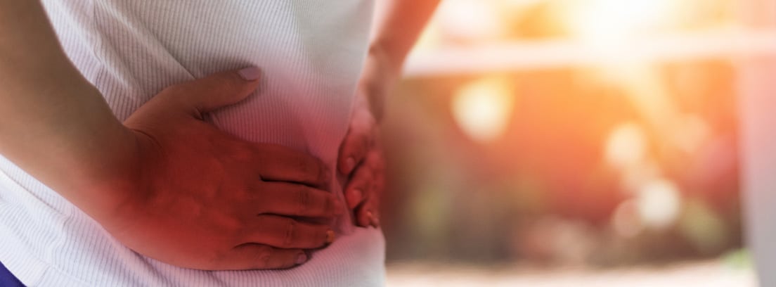 ¿Qué es el síndrome de Dumping?: persona con las manos en el estómago