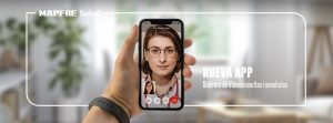 Nueva app MAPFRE Salud: mano sujetando un móvil chateando con una doctora