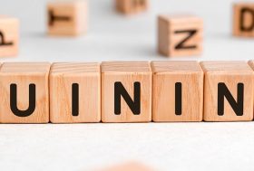 ¿Para qué sirve la quinina?: palabra quinina en cubos de madera
