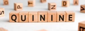 ¿Para qué sirve la quinina?: palabra quinina en cubos de madera