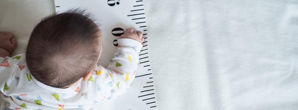 Fórmula de Tunner: niño tumbado boca abajo con un metro