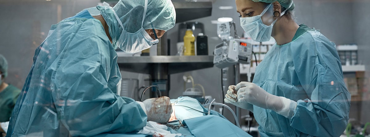 ¿Se puede vivir si te extirpan el bazo?: cirujanos realizándo una esplelectomia, extirpación del bazo