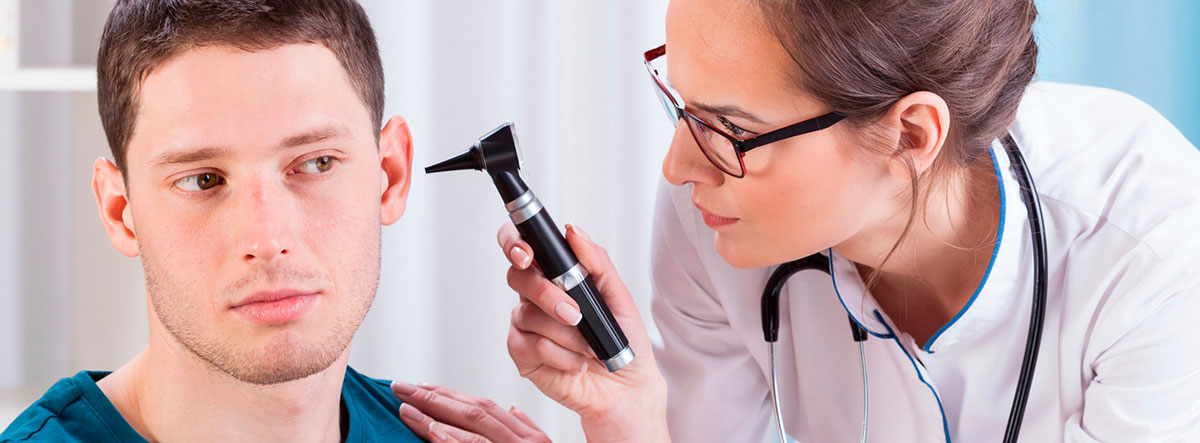 Dolor de oídos: médico examinando el oído a un paciente en consulta
