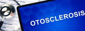 ¿Qué es la otosclerosis? pantalla de tablet on laq palabra otosclerosis y un fonendoscopio