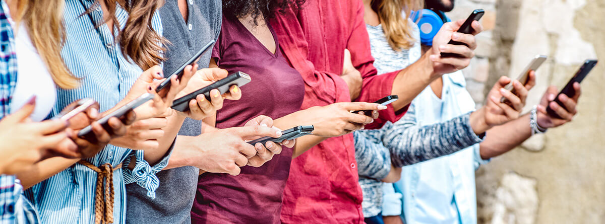 Adicciones en adolescentes: grupo de adolescentes enganchaos a los teléfonos móviles