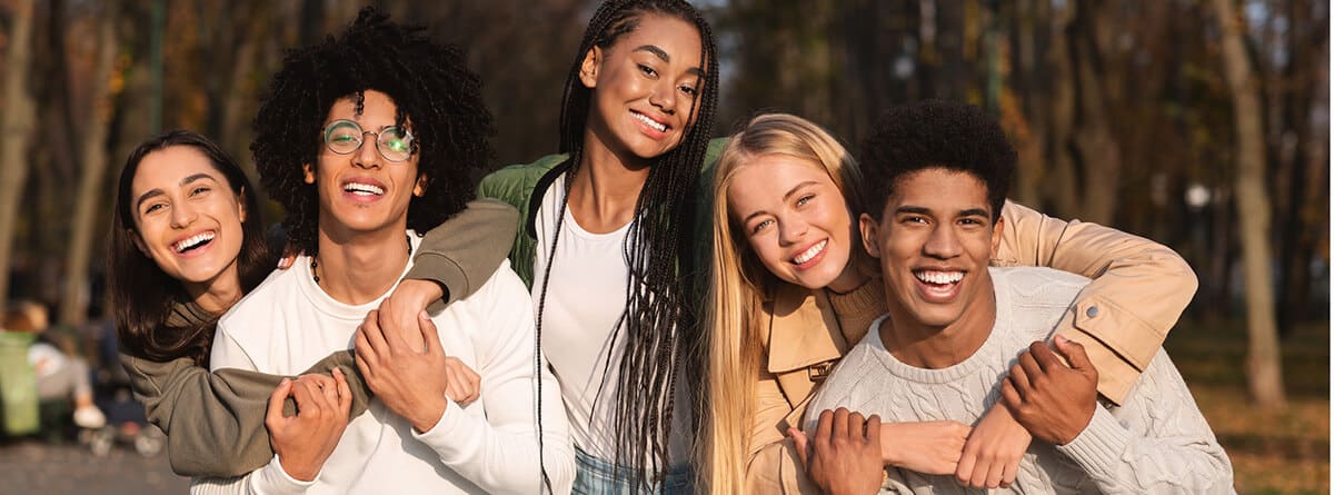 Detectar adiciones en adolescentes: grupo de adolescentes contentos