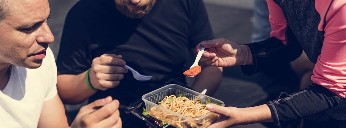 Comer después de una maratón: deportistas comiendo pasta