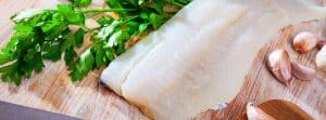 ¿Qué beneficios nutricionales aporta el bacalao?: bacalao fresco y ramas de perjil