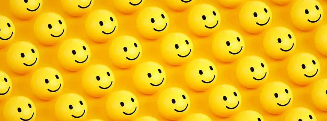 Día Feliz: emoticonos de caritas sonrientes en color amarillo