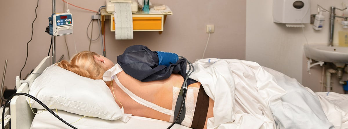 Anestesia epidural: uso y administración: paciente en cama de hospital ladeada