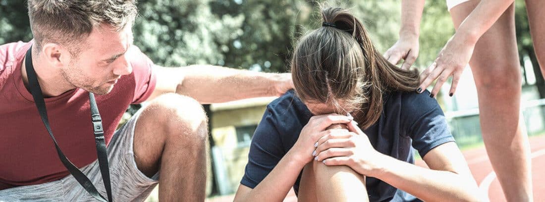Caer enfermo el día de una maratón: chica deportista indispuesta