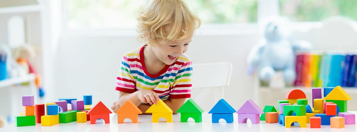 ¿Son seguros los juguetes de plástico para los niños? ¿Pueden intoxicarse? : niño jugando con juguetes de plástico