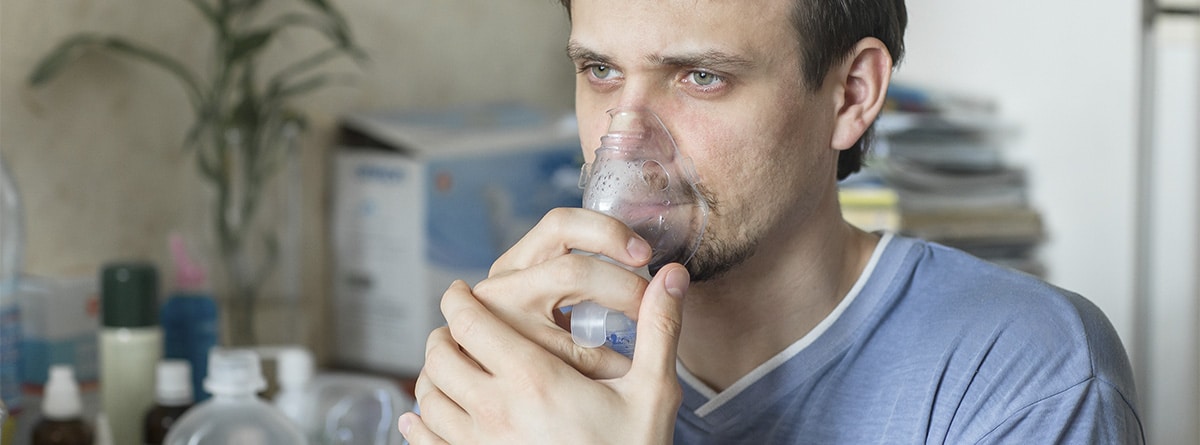 Persona utilizando un inhalador