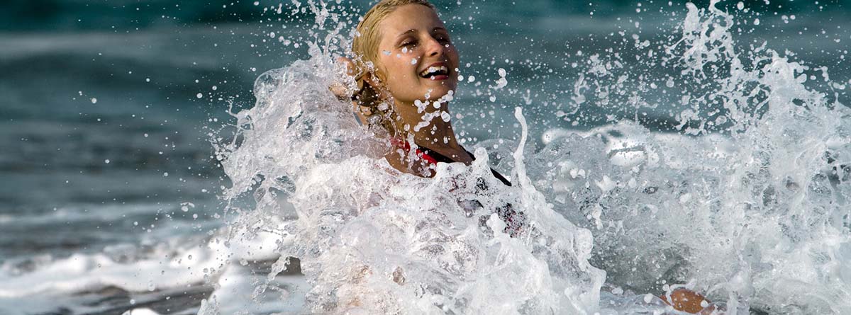 Beneficios del agua de mar para la pile: mujer dándose un baño de espuma marina