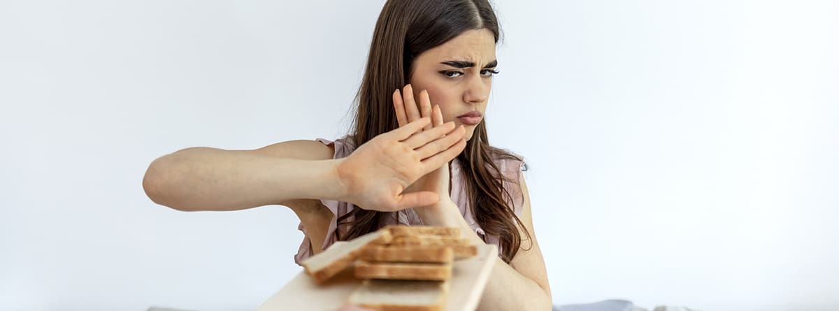 Síndrome constitucional o tóxico: chica joven rechazando la comida