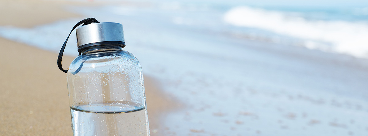 Propiedades del agua de mar: botella de agua en el mar