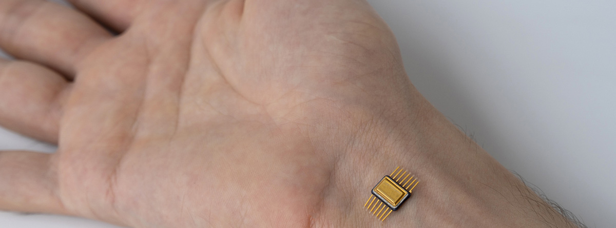 Biochips,: implante de chips en la muñeca humana